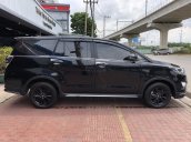 Cần bán nhanh chiếc xe Toyota Innova Venturer năm 2018, màu đen