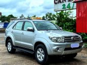 Bán Toyota Fortuner 2011, màu bạc xe gia đình