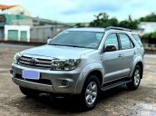 Bán Toyota Fortuner 2011, màu bạc xe gia đình