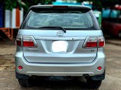 Bán Toyota Fortuner 2011, màu bạc xe gia đình