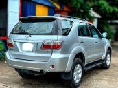 Bán Toyota Fortuner 2011, màu bạc xe gia đình