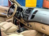 Bán Toyota Fortuner 2011, màu bạc xe gia đình