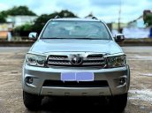 Bán Toyota Fortuner 2011, màu bạc xe gia đình