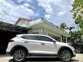 Cần bán xe Hyundai Tucson sản xuất 2019, màu trắng còn mới