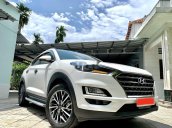 Cần bán xe Hyundai Tucson sản xuất 2019, màu trắng còn mới