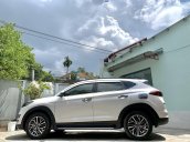 Cần bán xe Hyundai Tucson sản xuất 2019, màu trắng còn mới