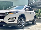 Cần bán xe Hyundai Tucson sản xuất 2019, màu trắng còn mới