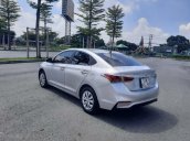 Bán Hyundai Accent 1.4 MT Base đời 2018, màu bạc, máy móc êm ru