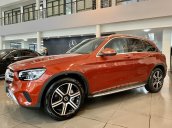 Giảm giá cực sốc! Khi mua Mercedes GLC 300 đời 2020, màu đỏ