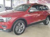 Khuyến mãi tháng 7/2020 xe Tiguan Allspace đỏ mận 2020 giảm giá trực tiếp lên đến 207 triệu tiền mặt + kèm gói quà tặng