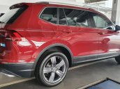 Khuyến mãi tháng 7/2020 xe Tiguan Allspace đỏ mận 2020 giảm giá trực tiếp lên đến 207 triệu tiền mặt + kèm gói quà tặng