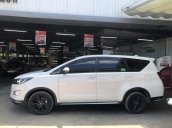 Bán xe lướt Innova Ventuer trắng 2019, lướt 1.900 km