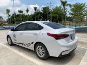 Xe Hyundai Accent năm 2018, màu trắng số sàn, giá chỉ 425 triệu