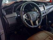 Cần bán xe Toyota Innova đời 2017, màu bạc xe gia đình, 620tr