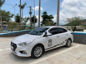 Xe Hyundai Accent năm 2018, màu trắng số sàn, giá chỉ 425 triệu