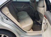 Cần bán gấp Toyota Camry đời 2010, màu bạc