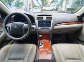 Cần bán gấp Toyota Camry đời 2010, màu bạc