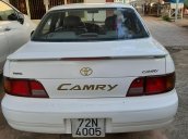 Cần bán xe Toyota Camry đời 93 nhập khẩu màu trắng giá 135 triệu đồng