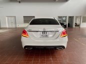 Cần bán xe Mercedes C 300 AMG sản xuất năm 2019, màu trắng, chưa lăn bánh