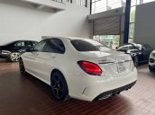 Cần bán xe Mercedes C 300 AMG sản xuất năm 2019, màu trắng, chưa lăn bánh