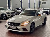 Cần bán xe Mercedes C 300 AMG sản xuất năm 2019, màu trắng, chưa lăn bánh