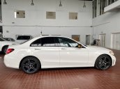 Cần bán xe Mercedes C 300 AMG sản xuất năm 2019, màu trắng, chưa lăn bánh