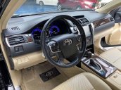 Cần bán xe Toyota Camry 2.0E năm 2016, màu đen còn mới