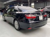 Cần bán xe Toyota Camry 2.0E năm 2016, màu đen còn mới