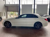 Cần bán Mercedes C300 AMG đời 2019, màu trắng, xe mới 99%