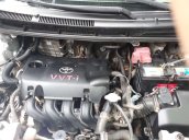 Cần bán gấp Toyota Vios đời 2010, màu bạc còn mới