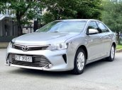 Bán xe Toyota Camry 2.0E năm 2015, màu bạc còn mới, giá tốt