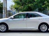 Bán xe Toyota Camry 2.0E năm 2015, màu bạc còn mới, giá tốt