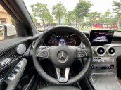 Xe Mercedes GLC300 đời 2019, màu trắng còn mới