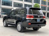 Xe chính chủ bán Toyota Land Cruiser VX động cơ V8 dung tích 4.6L màu đen, nội thất kem, xe sản xuất 2016, tên tư nhân