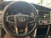 Bán Toyota Innova E 2.0MT sản xuất 2016, màu bạc xe gia đình
