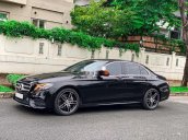 Cần bán gấp Mercedes E300 sản xuất 2018, màu đen còn mới