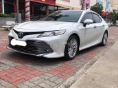 Cần bán xe Toyota Camry năm 2019, màu bạc, nhập khẩu  