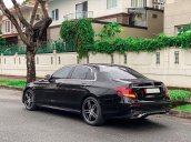 Cần bán gấp Mercedes E300 sản xuất 2018, màu đen còn mới