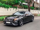 Cần bán gấp Mercedes E300 sản xuất 2018, màu đen còn mới