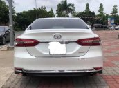 Cần bán xe Toyota Camry năm 2019, màu bạc, nhập khẩu  