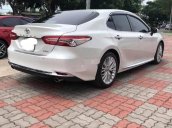 Cần bán xe Toyota Camry năm 2019, màu bạc, nhập khẩu  