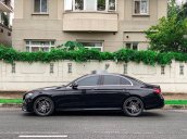 Cần bán gấp Mercedes E300 sản xuất 2018, màu đen còn mới