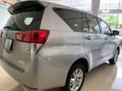 Bán Toyota Innova E 2.0MT sản xuất 2016, màu bạc xe gia đình