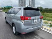 Cần bán gấp Toyota Innova năm 2017, màu bạc còn mới, 568tr