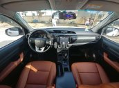Cần bán lại xe Toyota Hilux 2.4E đời 2018, màu trắng, xe nhập  