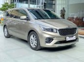 Bán ô tô Kia Sedona 2.2 FL 2018, màu ghi vàng