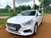 Cần bán gấp Hyundai Accent đời 2018, màu trắng còn mới 