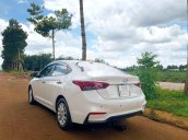 Cần bán gấp Hyundai Accent đời 2018, màu trắng còn mới 