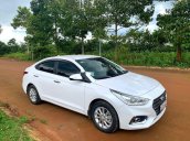 Cần bán gấp Hyundai Accent đời 2018, màu trắng còn mới 