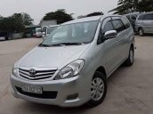 Cần bán lại xe Toyota Innova năm sản xuất 2010, màu bạc